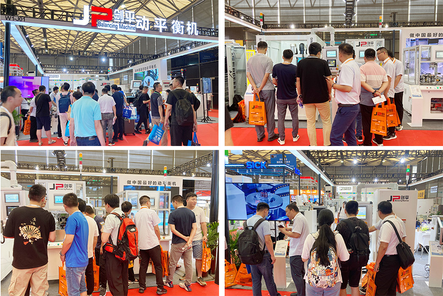 人們紛紛聚集在展位前，了解劍平動平衡機(jī)